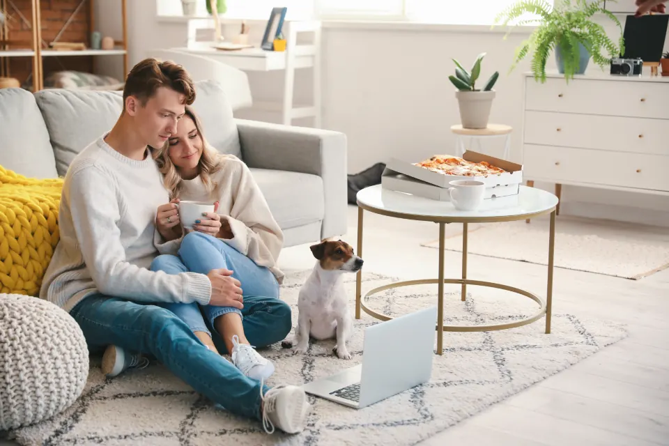 Couple consultant son budget sur un ordinateur portable dans son salon